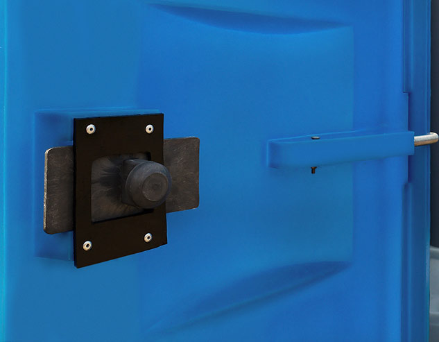 Запирающее устройство на двери туалетной кабины «Стандарт».