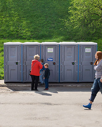 Компания «ЭкоТехнологии» предоставляет в аренду туалетные кабины с еженедельным сервисным обслуживанием в Ярославле.