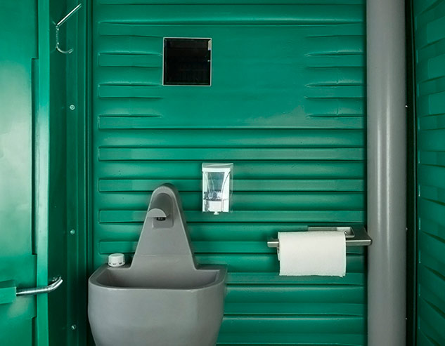 Зеркало, крючок для одежды, полотенцедержатель, дозатор для мыла и раковина в туалетной кабины «Люкс».