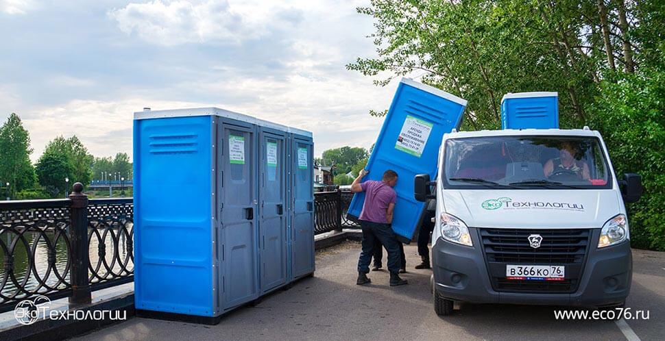Разгрузка туалетных кабин для последующей установки на набережной Ярославля.