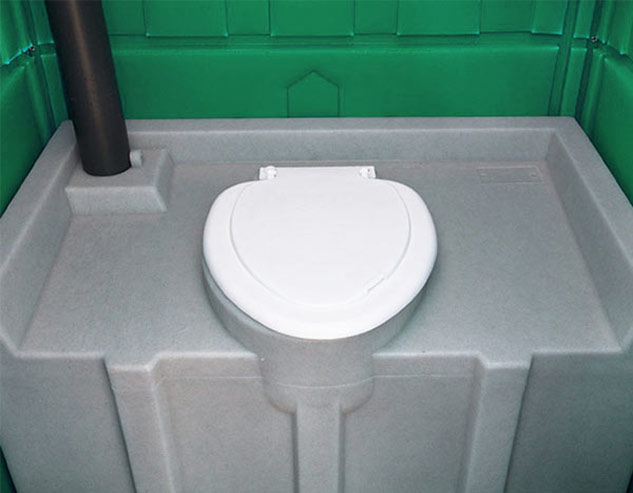 Накопительный бак, установленный внутри туалетной кабины «Эконом».