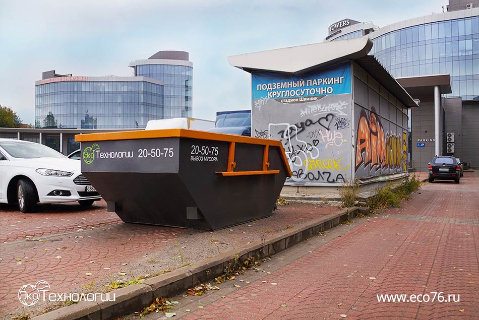 Контейнер 8 м³ для сбора строительного мусора установлен на площади Труда в Ярославле.